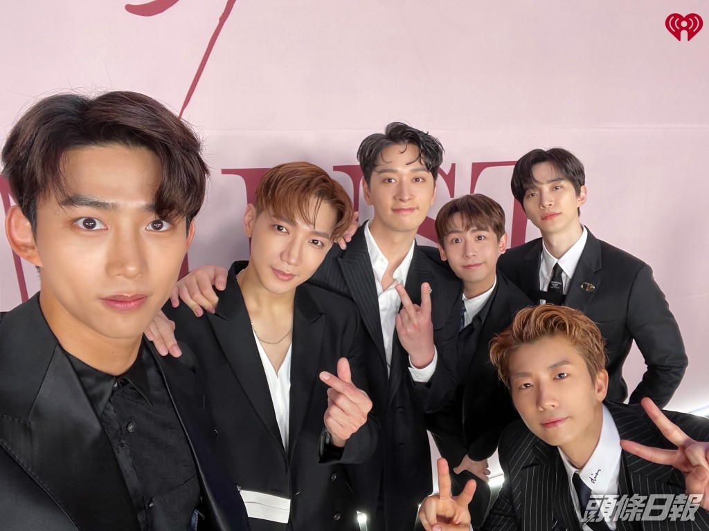 燦盛（左三）是2PM的首位人夫。